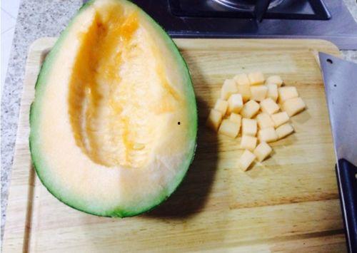 儿子吃哈密瓜文案,儿子品尝哈密瓜的欢乐时光