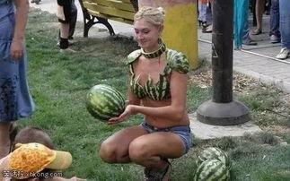 男的吃瓜搞笑照片,男子搞笑吃瓜瞬间，网友直呼“太欢乐”