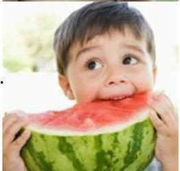 男的吃瓜搞笑照片,男子搞笑吃瓜瞬间，网友直呼“太欢乐”