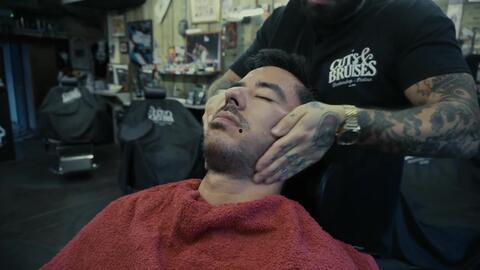 老外理发吃瓜,一场跨国文化交流的趣味碰撞